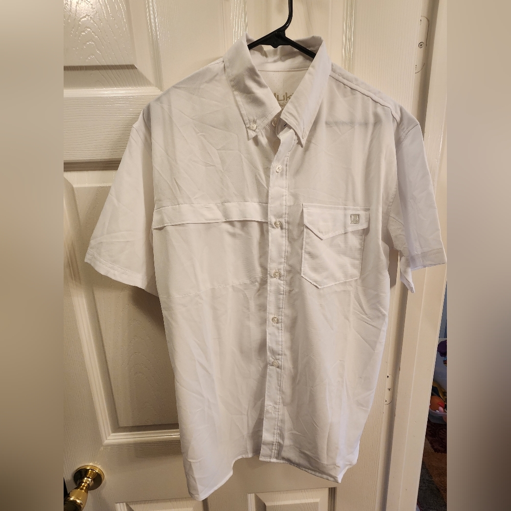 HUK Sun shirt size medium in white